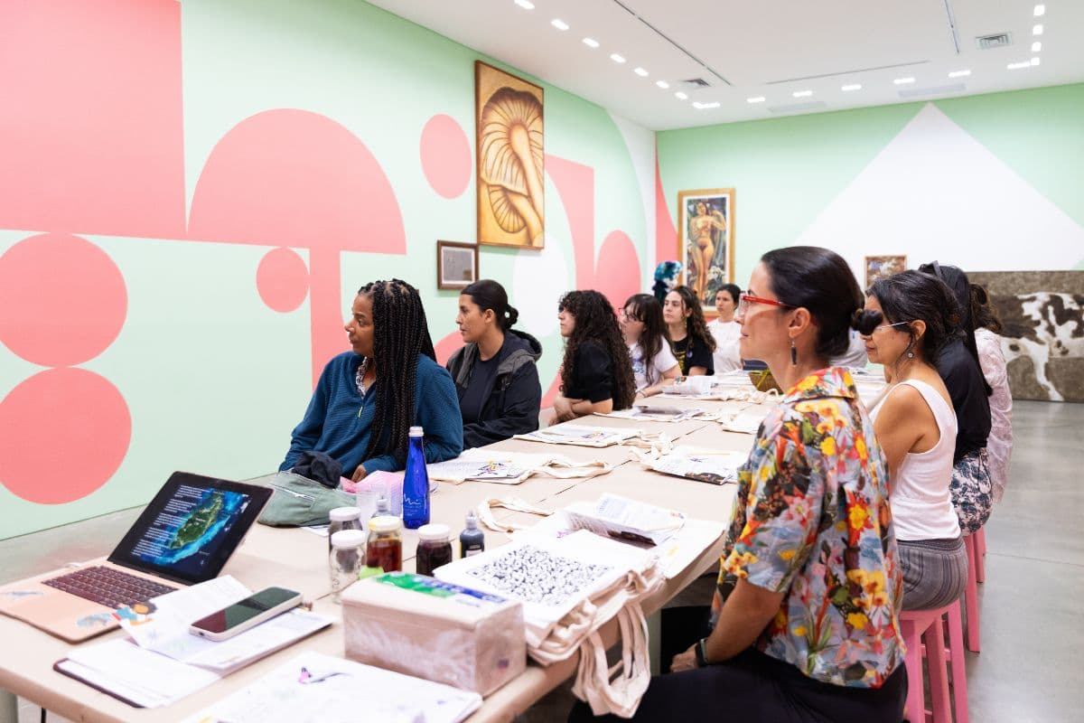Entre: Visualidades diluidas. Escuela Feminista de Pintura con María Roldán